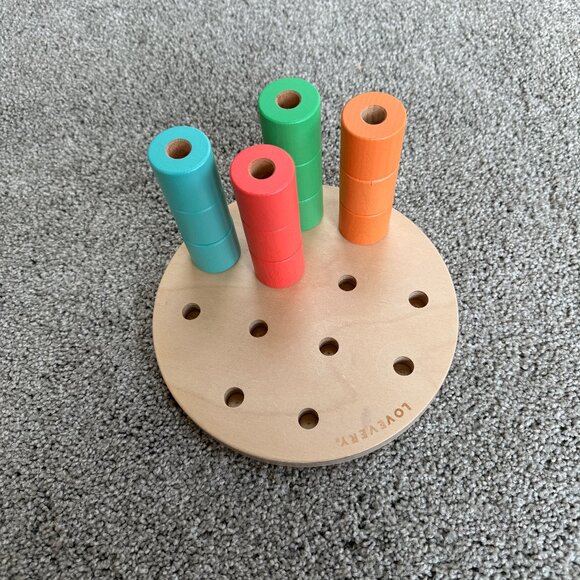 LOVEVERY pegboard and all 12 pegs from the Adventurer play kit 16 mo + - Picture 6 of 6